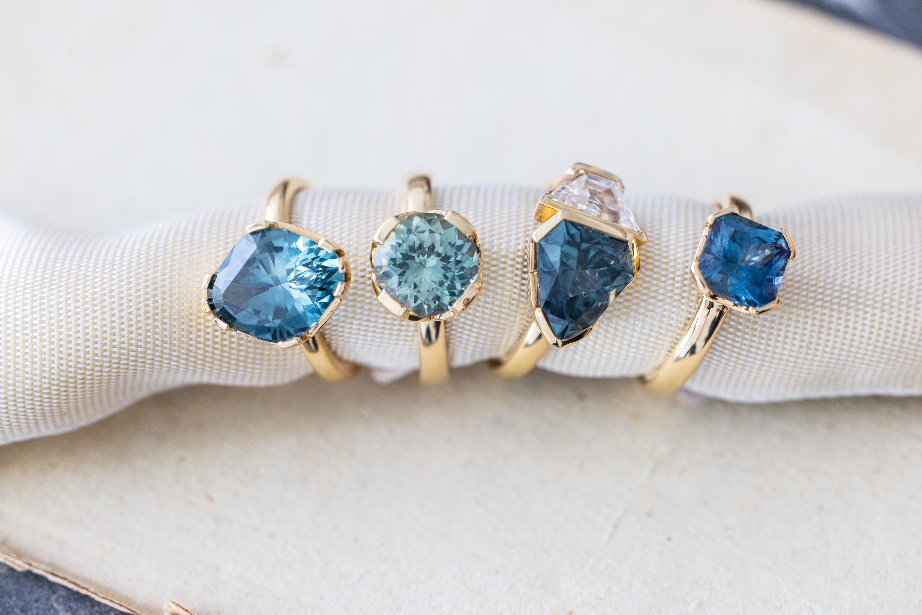 【Grace Personalized】REBECCAリング Three Stone Princess Cut Diamond Engagement Ring Rebecca 14K